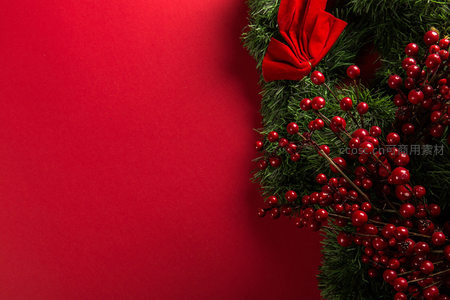 圣诞花环点缀红浆果角落