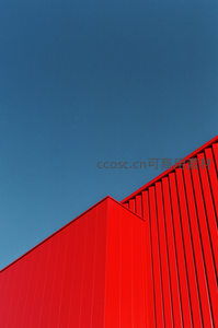 红墙蓝空下的几何美学