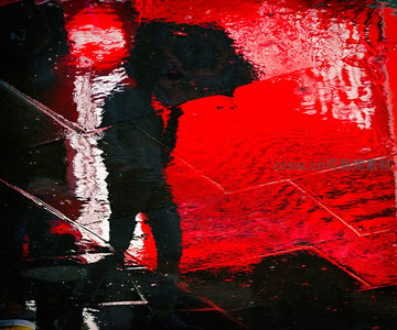 雨后水洼中的红色倒影