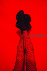 黑丝网袜与厚底靴的红色光影