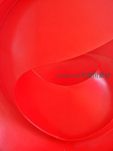 红色光滑曲面形成的抽象几何形态