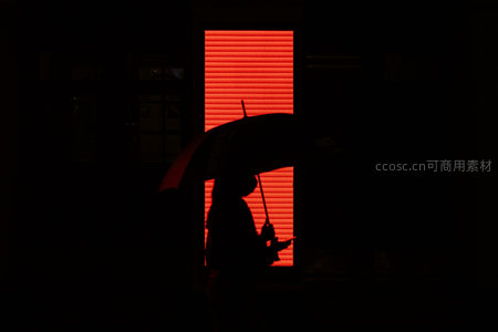 暗夜红窗下，伞影人形剪影