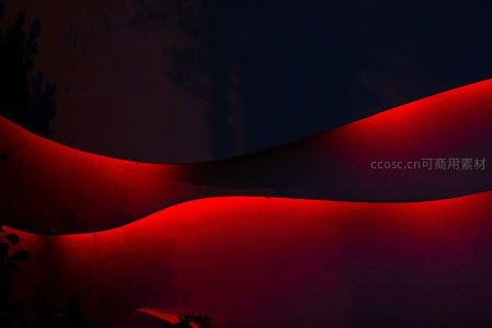 夜幕下红色波浪形建筑轮廓