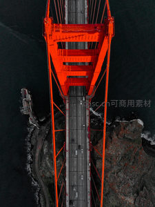 航拍金门大桥，橙红钢铁巨构