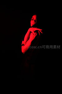 红光中的神秘姿态