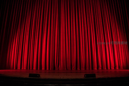 静谧的红色舞台幕布