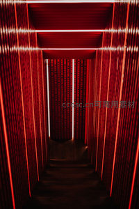 红色光带构成的未来走廊