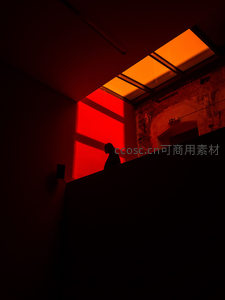 红光中的人影与天窗