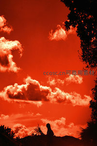 剪影人物仰望血色天空云层