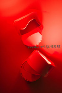 红色灯光下两个杯状物体的投影