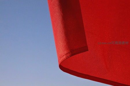 红色织物在蓝天下的特写