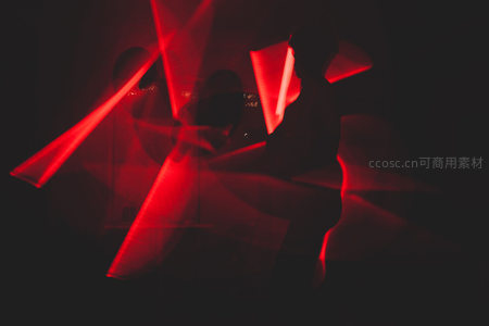 暗夜中舞动的红色光束剪影