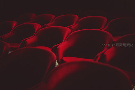 剧院内排列整齐的红色座椅