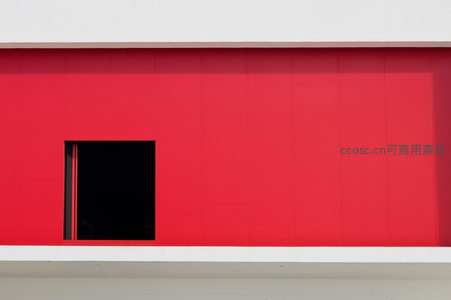 现代建筑外墙上的红色几何立面