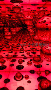 红色球体悬浮于镜面迷宫空间