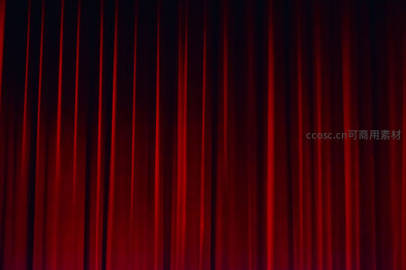 深红色天鹅绒舞台幕布垂落