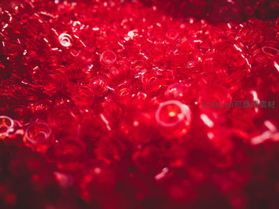 红色透明珠子特写，晶莹剔透光影交错