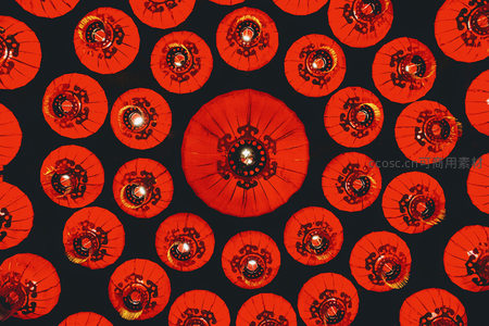 夜空中的红灯笼阵列，传统节庆喜庆氛围