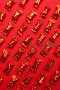 红色喜糖整齐排列，婚庆甜蜜氛围满溢