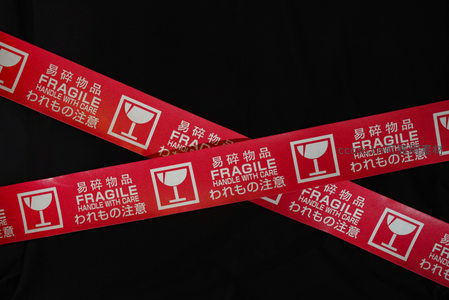 交叉的红色易碎品警示带