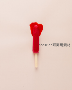 一支正在融化的红色冰棍滴落甜蜜