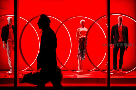 红色霓虹橱窗前行人与宠物匆匆走过