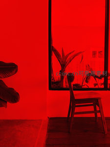 红色光影中的静谧角落