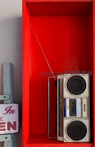 复古收音机置于红色置物架