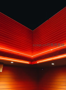 暖橙色线条灯勾勒现代建筑的几何之美。