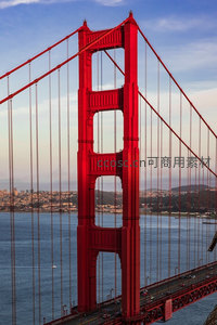 金门大桥的红色塔楼在蓝天碧水间巍然矗立。