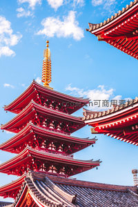红漆宝塔直指蓝天，金色塔刹熠熠生辉。
