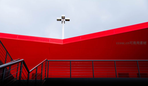 鲜红建筑立面与黑色栏杆构成极简主义构图。