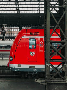 红色列车停靠铁架旁站台