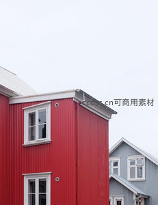 红蓝房屋在灰白天空下静立