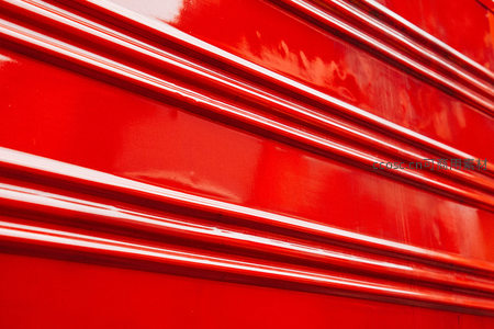 光滑反光的红色金属卷帘门特写