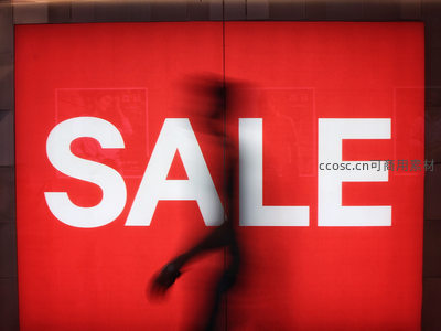 红色促销海报前模糊的人影掠过