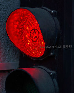 红灯亮起时交通信号灯上的骷髅图案