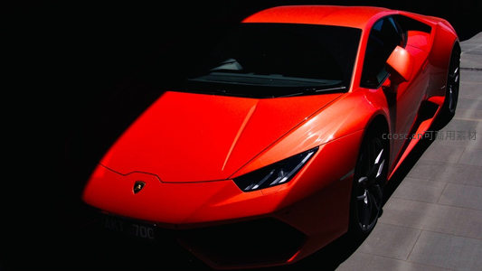 红色兰博基尼跑车在暗影中闪耀