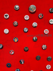 红色背景上散落的摇滚徽章