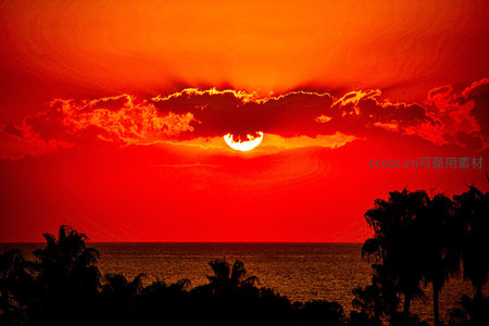 血色夕阳沉入海平面之上