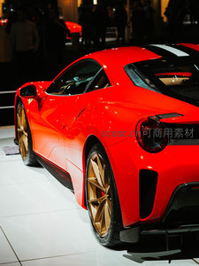 展厅内红色法拉利跑车侧面剪影