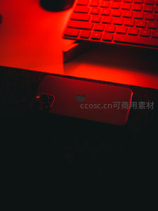 红色光影下的科技桌面