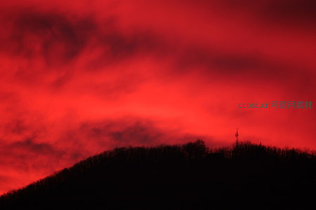 血色黄昏山峦剪影