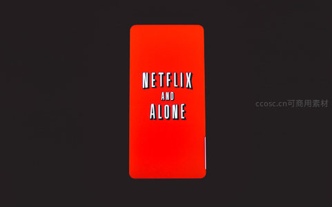 红色手机屏幕显示Netflix和Alone字样