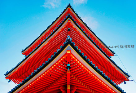 红墙飞檐映蓝天，古寺屋顶显庄严