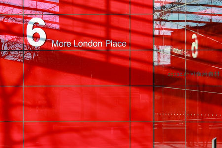 伦敦广场6号的红色玻璃幕墙