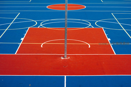 蓝红相间的篮球场，中心立柱俯瞰运动天地
