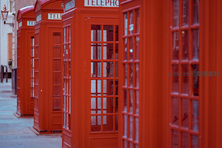 一排经典红色电话亭，城市街景
