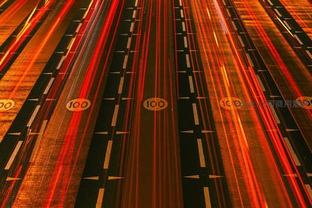 高速公路上的车流光轨，动感十足