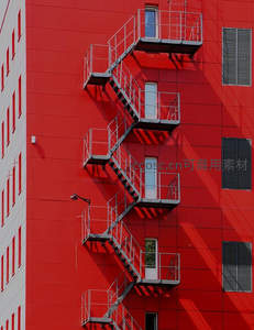 红色建筑外墙配金属消防楼梯